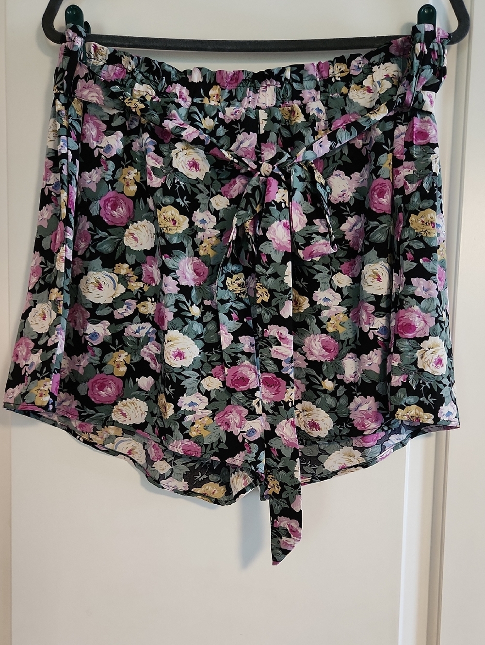 SHEIN Black Floral Tie-Waist Skort with Pink & Cream Roses